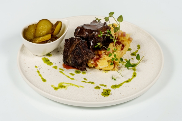 Policzki wołowe / ciapkapusta / kiszony ogórek / śliwkowy demi-glace