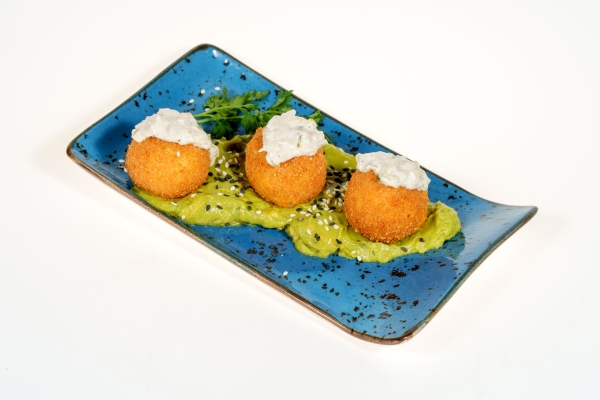 Kulki serowe z guacamole i sosem tatarskim