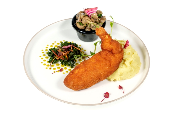 Kotlet de volaille z kostrką z masłem ziołowo-czosnkowym, ziemniaki puree z wasabi, pieczarki z cebulką
