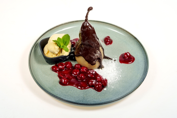 Gruszka w aksamitnej czekoladzie z wiśniami i lodami waniliowymi