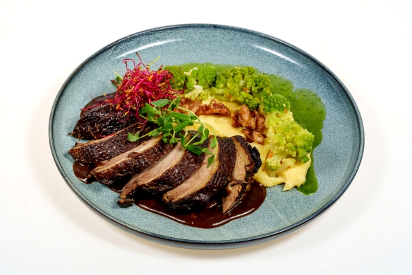 Pierś z kaczki w sosie kawowym z purée z selera i kalafiorem Romanesco