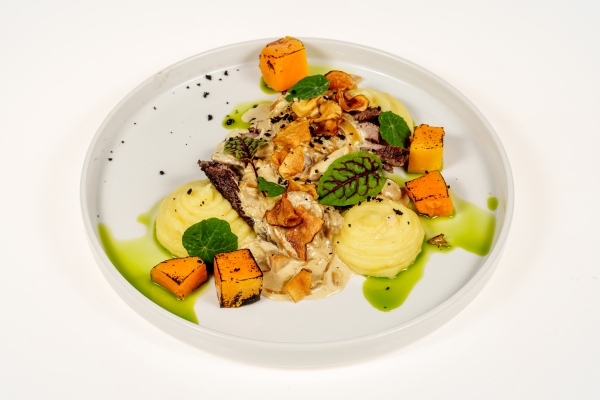Baweta wołowa / Puree ziemniaczane z konfitowaną cebulą / sos borowikowy / pieczona dynia