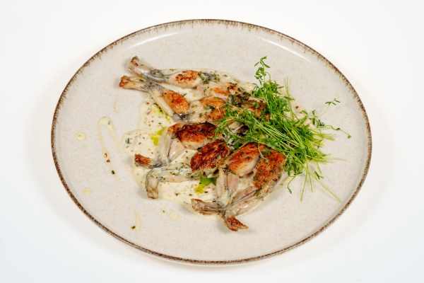 Żabie udka w kremie z szalotki