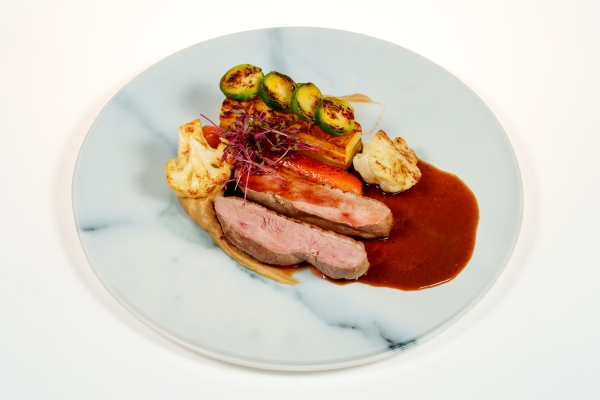 Filet z piersi kaczej z sosem jus i pieczoną gruszką, puree z palonego kalafiora, ziemniak gratin, warzywa sezonowe