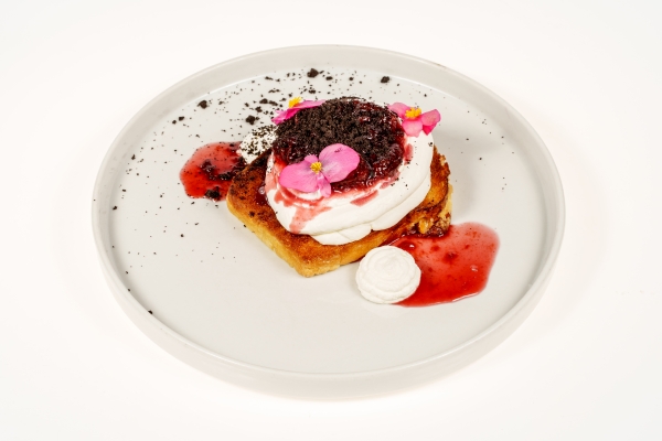 Karmelizowana chałka / Kwaśna śmietana / konfitura śliwkowa