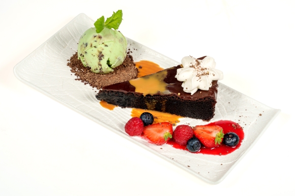 Ciasteczko Brownie na gorąco podane z sosem toffie oraz lodami miętowymi