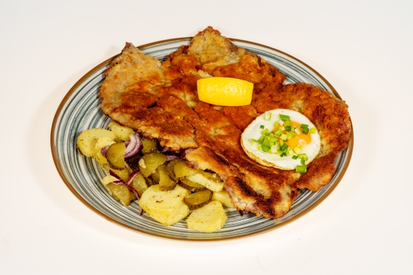 Sznycel cielęcy z sałatką ziemniaczaną