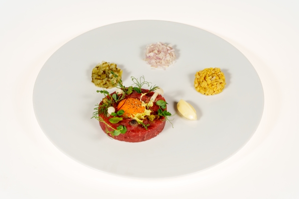 Tatar wołowy z marynowanymi grzybkami shitake