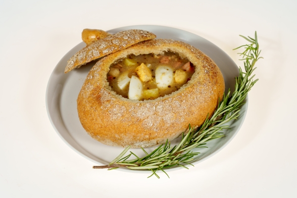 Śląski żurek z kiełbasą, ziemniaczkami i jajkiem serwowany w ciepłym chlebie