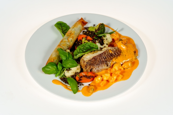 Polędwica z dorsza na czarnej soczewicy z sosem curry z krewetkami i szpinakiem w cieście filo