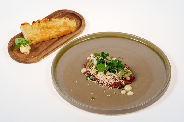 Tatar wołowy podwędzany drzewem jabłkowym