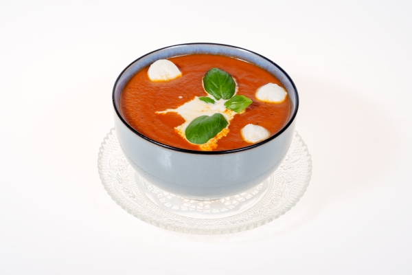 Krem z pomidorów z białą mozzarellą