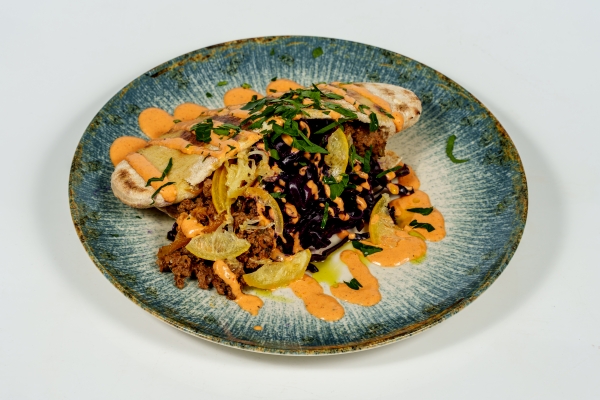 Pita cypryjska z szarpaną baraniną