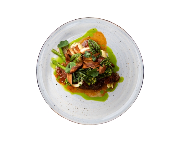 Ossobuco z jelenia z cebulowo ziemniaczanym puree i dzikim brokułem