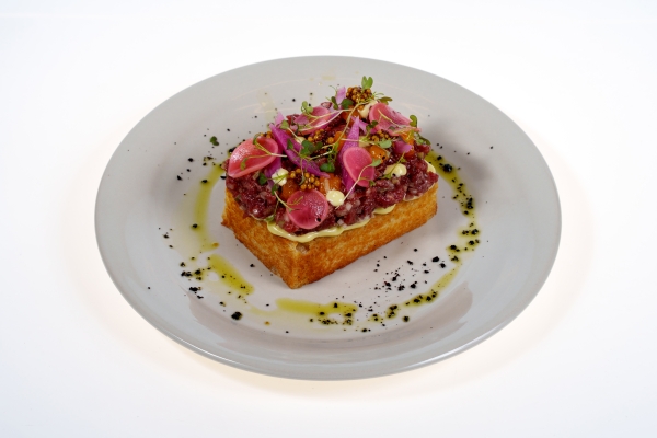 Tatar wołowy na maślanym toście