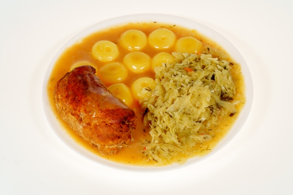 Rolada wieprzowa z kluskami śląskimi i zestawem surówek